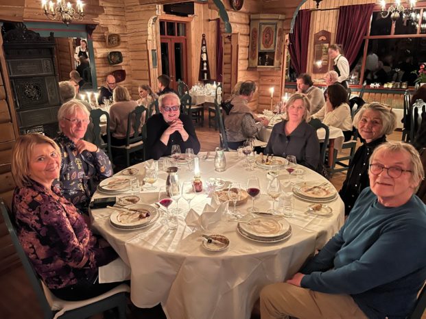 BLUE SMIDDAG: Hotellet var smekkfullt av gjester og blant dem, Notodden Blueband med sine kjære til treretters før hovedretten med Telemark Blueslag. Fra venstre: Gunn Bakka, Jørn Øystein Johansen, Trond Ytterbø, Lise Skatvedt, Ellen Baskår og Jørn Pedersen.