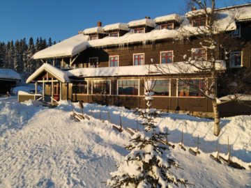 Hotellbygning fra sør i sol vinter